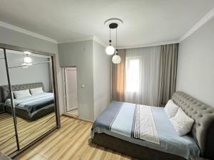 um quarto com uma cama e um espelho grande em Guest House In Gonio em Gonio