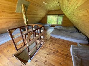 una vista aérea de un dormitorio en una cabaña de madera en Paluküla Saunas and Glamping, en Paluküla