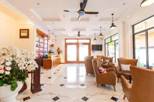 eine Lobby mit einem Wartezimmer mit Stühlen und Blumen in der Unterkunft Grand Villa Residence Vũng Tàu in Vũng Tàu