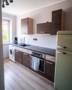 uma cozinha com um lavatório e um fogão forno superior em Cozy apartment in the city center of Kärdla em Kärdla