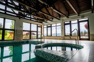 Bazén v ubytování Pensiunea Romconcord nebo v jeho okolí