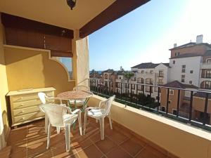 balkon ze stołem i krzesłami oraz widokiem w obiekcie Pleno centro de Isla Canela, primera linea de playa w mieście Isla Canela