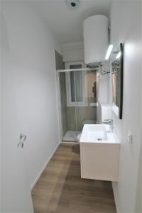 Residence Houston في ليدو دي يسولو: حمام مع حوض أبيض ودش