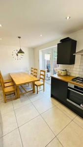 a kitchen with a table and a dining room at Stunning 3 bed house sleeps6 in Nottingham