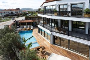 Výhled na bazén z ubytování Lunas Alaçatı nebo okolí