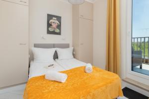 une chambre avec un lit avec des serviettes dessus dans l'établissement Sunny Seaside Apartment with Terrace & Parking by Noclegi Renters, à Jastrzębia Góra