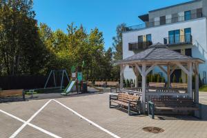 un parc avec un kiosque et une aire de jeux dans l'établissement Sunny Seaside Apartment with Terrace & Parking by Noclegi Renters, à Jastrzębia Góra 12 autres photos