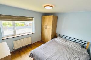 um quarto com uma cama e uma janela em Stunning 3 bed house sleeps6 em Nottingham