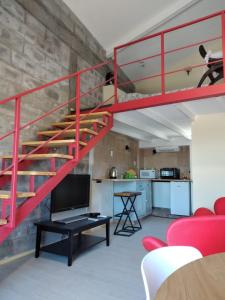 a red staircase in a living room with a kitchen at PATO BLANCO in Ciudad Lujan de Cuyo