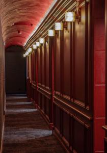 un couloir dans un bâtiment aux murs rouges et au plafond rouge dans l'établissement Chateau De Rochecotte, à Saint-Patrice