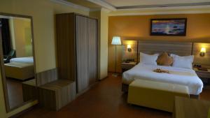 Postel nebo postele na pokoji v ubytování Holiday Hotel Addis Ababa