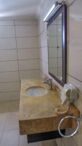 bagno con lavandino e specchio di Holiday Hotel Addis Ababa ad Addis Abeba