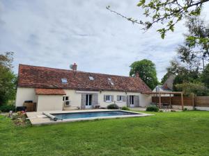 a house with a swimming pool in the yard at Longère Pierre de Ronsard in Rilly-sur-Loire