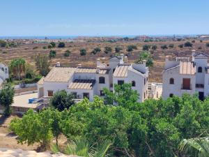 una vista aérea de una gran casa blanca en Azahar, en Alicante