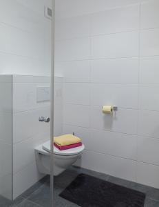 Bilik mandi di Spacious, quiet 4 room flat