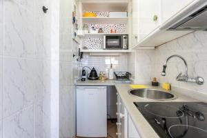 Una cocina o zona de cocina en Cozy 1BR sea views & pool in Torremolinos