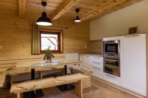 MichalováにあるChata Planinaのテーブルと冷蔵庫のあるキッチン