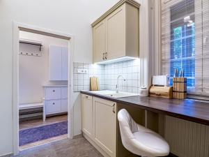 een keuken met een aanrecht, een wastafel en een raam bij Westend Apartment in Boedapest