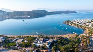 Costa Bitezhan Hotel - All Inclusive في بيتيس: اطلالة جوية على خليج فيه قوارب في الماء