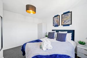 Postel nebo postele na pokoji v ubytování Beautiful 3 Bed House in Peterborough with Parking
