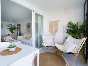 Coin salon dans l'établissement Seaside Apt with Sunset Views and Fast Wifi