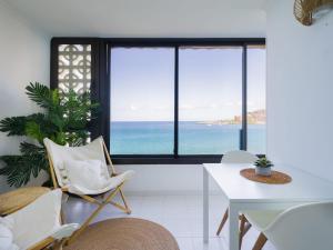 une salle à manger avec vue sur l'océan dans l'établissement Seaside Apt with Sunset Views and Fast Wifi, à Patalavaca