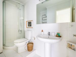 Salle de bains dans l'établissement Seaside Apt with Sunset Views and Fast Wifi