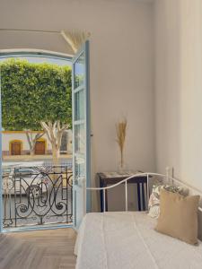 a bedroom with a door open to a balcony at El Nido Alojamiento Turístico in Níjar