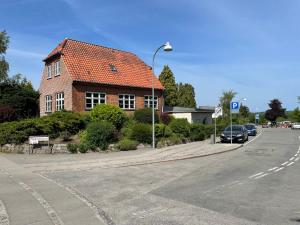 una casa en la esquina de una calle con un semáforo en Jonstrupvejens Apartments Lejl B en Ballerup