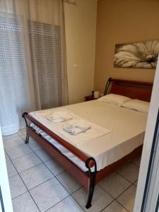 Un dormitorio con una cama con dos platos. en Hotel Nautilos, en Sozopoli