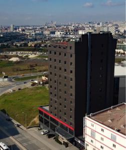 ein schwarzes Gebäude mit einem roten Streifen auf der Seite in der Unterkunft SERENİTY COMFORT Hotel in Istanbul