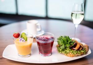 een bord met twee drankjes en een broodje op een tafel bij Viking Line ferry Viking Cinderella - One-way journey from Stockholm to Helsinki in Stockholm