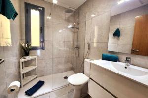 カレタ・デ・フステにあるPura Vida Luxury Home Sea Viewのトイレと洗面台のあるバスルーム +44枚の写真