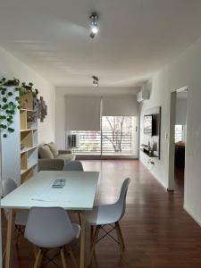 sala de estar con mesa blanca y sillas en Departamento en Caballito con Sauna y Pileta,en Caballito en Buenos Aires