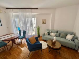een woonkamer met een bank, stoelen en een tafel bij Apartman Salty Kisses in Crikvenica