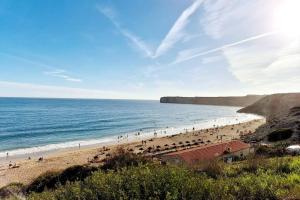 una spiaggia con un sacco di persone di Le Vent Des Anges - The Wind of Angels a Sagres