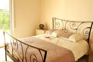 een slaapkamer met een groot bed met een metalen frame bij Le Vent Des Anges - The Wind of Angels in Sagres