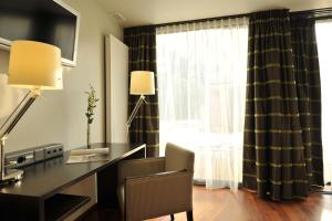 TV a/nebo společenská místnost v ubytování Hôtel du Théâtre, Boutique Hôtel