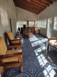 ein Wohnzimmer mit Stühlen, einem Sofa und einem Tisch in der Unterkunft Casa “El Rodeo” in El Rodeo