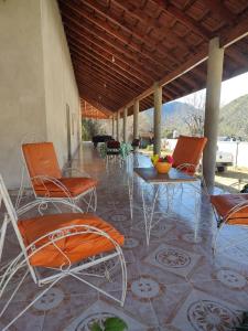 un patio con sillas y una mesa en un patio en Casa “El Rodeo”, en El Rodeo