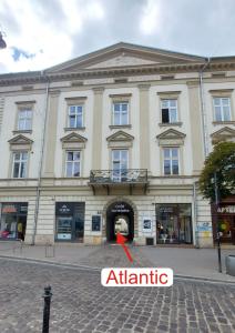ein Gebäude mit einem roten Pfeil davor in der Unterkunft Atlantic Aparthotel in Krakau