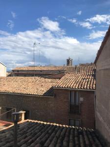 widok na dachy budynków z niebieskim niebem w obiekcie CA LA ROSITA w mieście Solsona