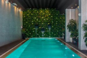 una piscina cubierta con una pared verde en un edificio en The View Rabat en Rabat