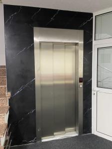a elevator in a building with a black wall at Bici Resort in Dobrosin