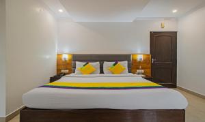 Letto o letti in una camera di Itsy Hotels Peak View, 300 Mts From Mall Road