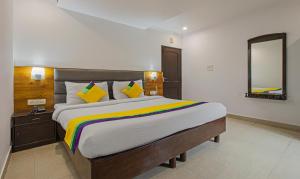 Letto o letti in una camera di Itsy Hotels Peak View, 300 Mts From Mall Road