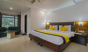 Letto o letti in una camera di Itsy Hotels Peak View, 300 Mts From Mall Road