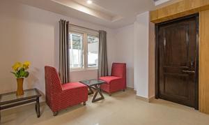 Area soggiorno di Itsy Hotels Peak View, 300 Mts From Mall Road