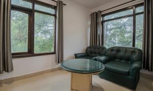 Area soggiorno di Itsy Hotels Peak View, 300 Mts From Mall Road