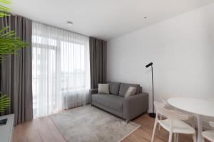 Brand New and Modern 1BDR Apartment休息區